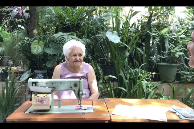 äldre kvinna vid symaskin