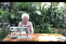 äldre kvinna vid symaskin