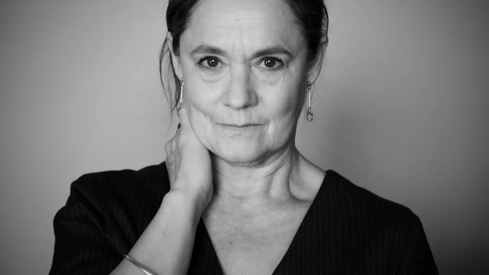 Svartvitt porträttfoto på Pernilla August.