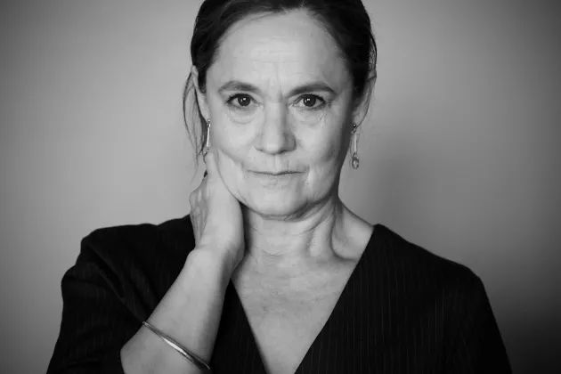 Svartvitt porträttfoto på Pernilla August.