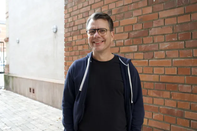 Porträtt på person i luvtröja