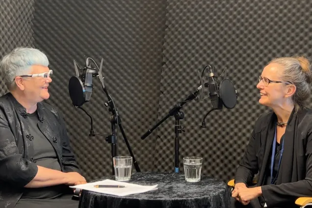 två personer i en podcast studio.