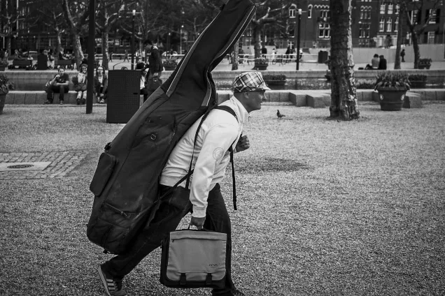 man med kontrabas på ryggen