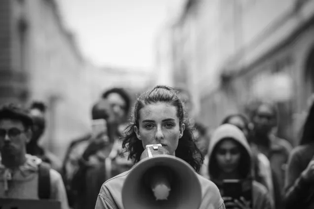 person håller i en megafon