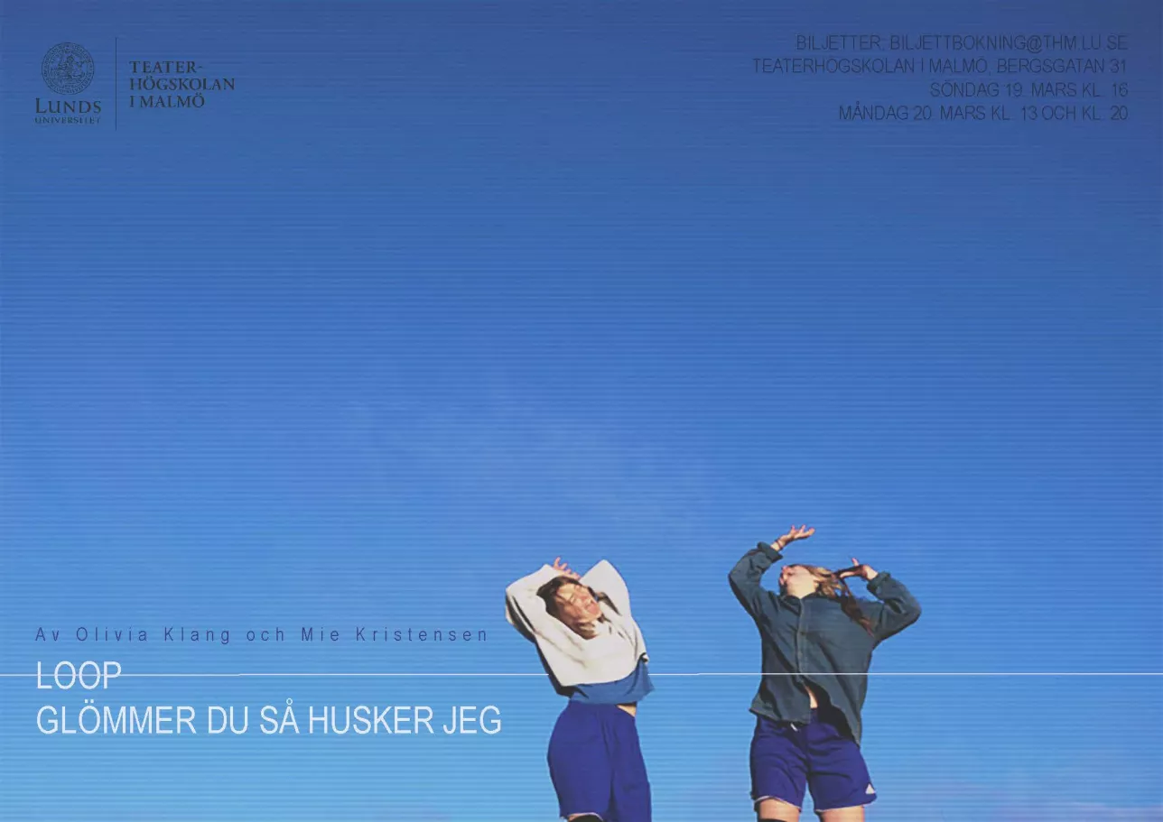 två personer med armarna uppåt mot en blå bakgrund