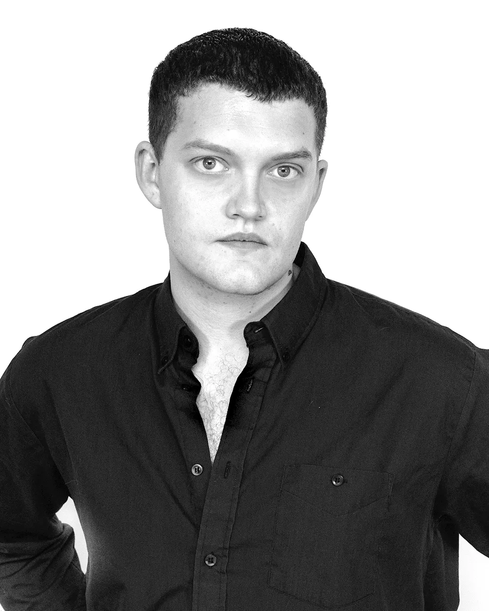 Porträtt av skådespelarstudent Alexander Gustavsson. Foto.