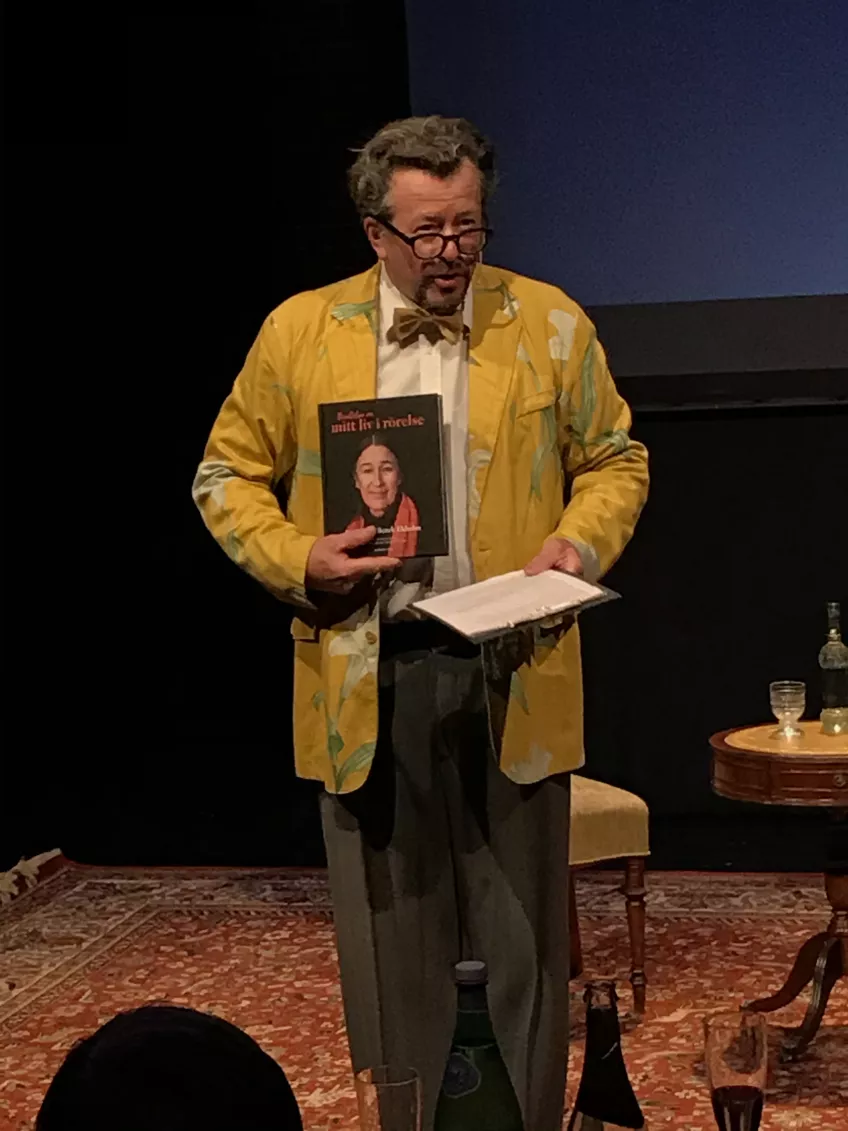 Harald Leander med Barbaras bok på Barbaras avtackningscabaret på Bryggeriteatern den 2 oktober 2020