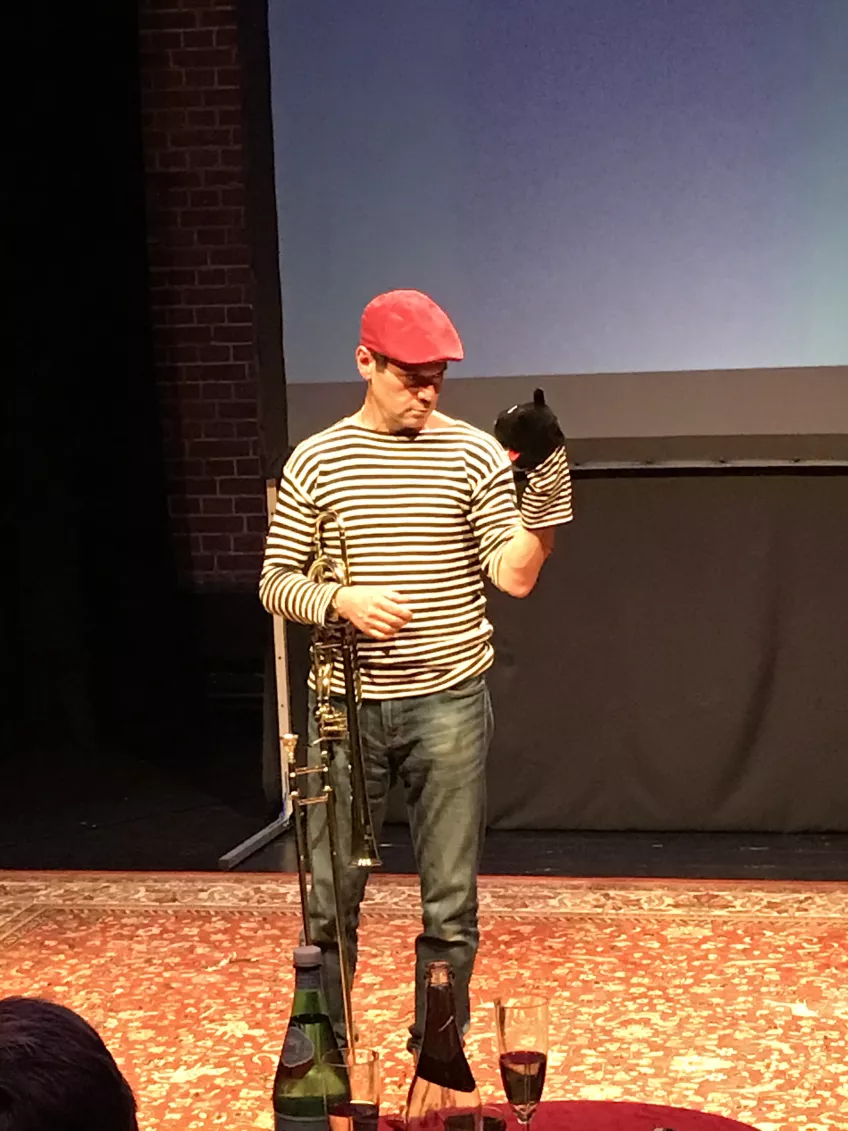 Elias Faingersh med trombon, docka och basker på Barbaras avtackningscabaret på Bryggeriteatern den 2 oktober 2020