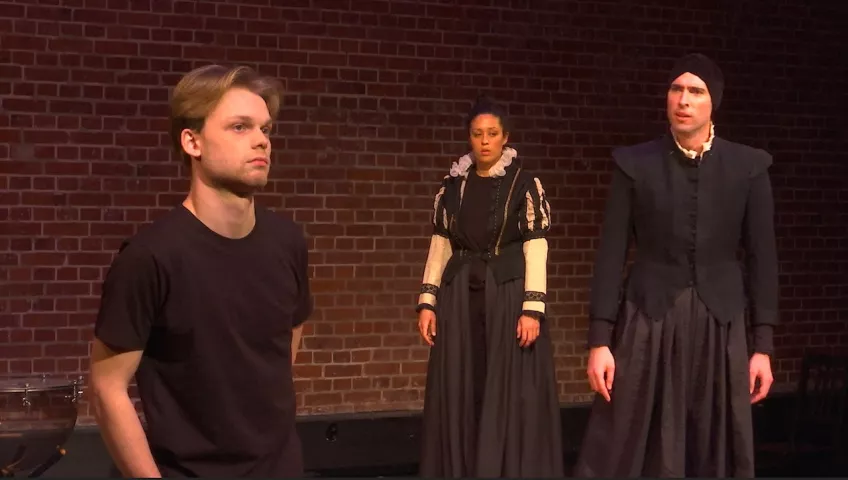 Stillbild från scen i ETYD 6, Richard III med Skådespelarprogrammet årskurs 2, december 2020