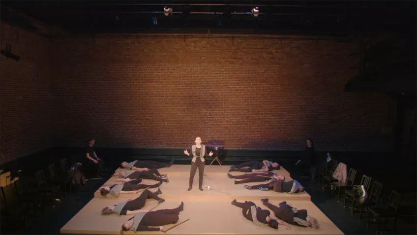 Stillbild från scen i ETYD 6, Richard III med Skådespelarprogrammet årskurs 2, december 2020