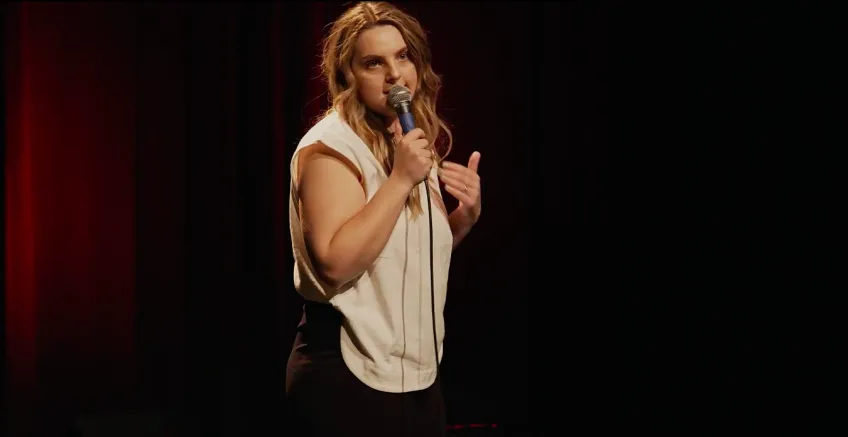 Föreställningsbild Maya Brinell - MAMI-LIFE -Fittan ska ha sitt - Konceptuell scenkonst examen 2021. Foto