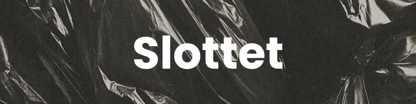 svarta sopsäckar med texten slottet över. 