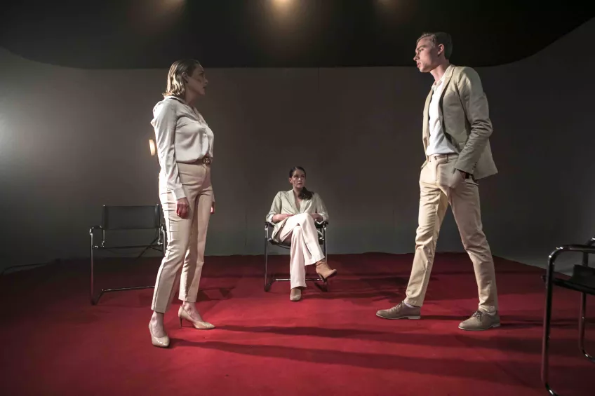 INGENMANSLAND av Klara Hallerström, examensföreställning#2, avgångsstudenterna vid Skådespelarprogrammet och Dramatikerprogrammet 2020, Teaterhögskolan i Malmö_FOTO_Gianluca La Bruna