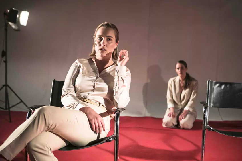 INGENMANSLAND av Klara Hallerström, examensföreställning#2, avgångsstudenterna vid Skådespelarprogrammet och Dramatikerprogrammet 2020, Teaterhögskolan i Malmö_FOTO_Gianluca La Bruna